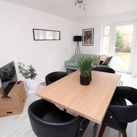 게스트하우스 4 Bedroom With Free On Street Parking