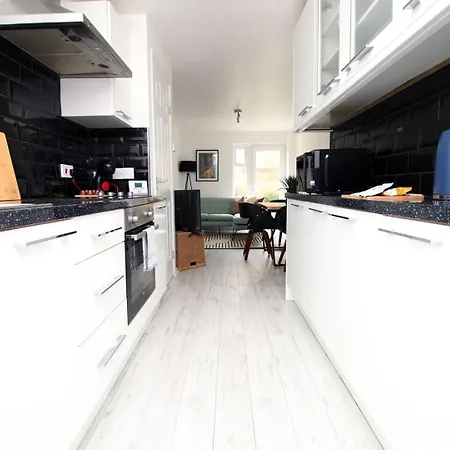 게스트하우스 4 Bedroom With Free On Street Parking 4*
