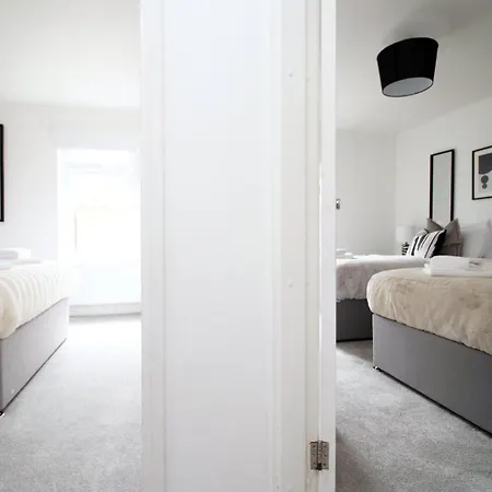 4 Bedroom With Free On Street Parking 게스트하우스 4*