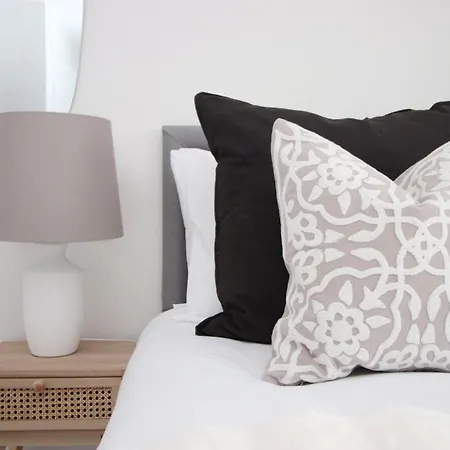 게스트하우스 4 Bedroom With Free On Street Parking 4*