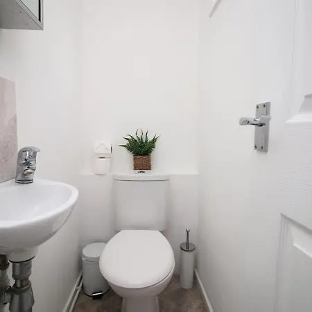 4 Bedroom With Free On Street Parking Pensión