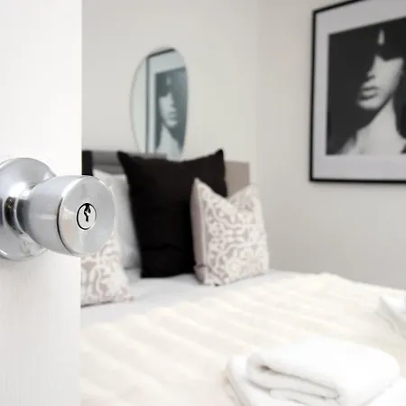4 Bedroom With Free On Street Parking 4*