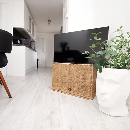 4 Bedroom With Free On Street Parking Guest house *