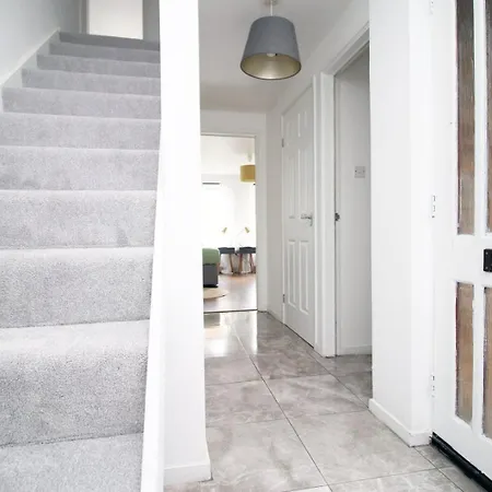 4 Bedroom With Free On Street Parking Guest house *