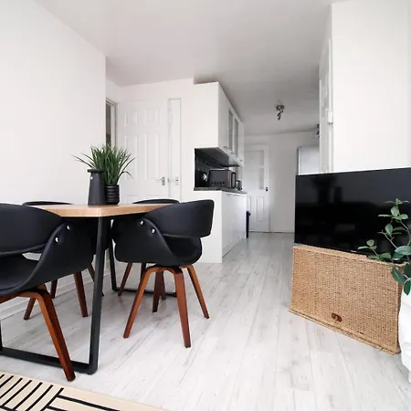Guest house 4 Bedroom With Free On Street Parking Bristol