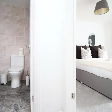 Guest house 4 Bedroom With Free On Street Parking