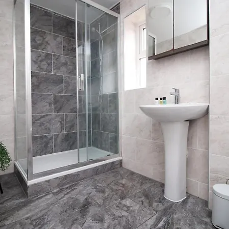4 Bedroom With Free On Street Parking Guest house *