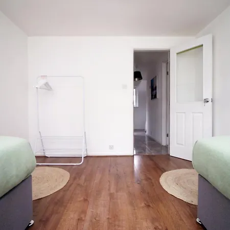 Guest house 4 Bedroom With Free On Street Parking *