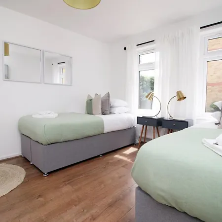 4 Bedroom With Free On Street Parking Pensión 4*