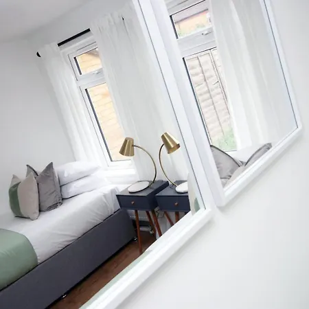 4 Bedroom With Free On Street Parking 4*