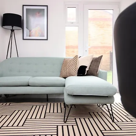 4 Bedroom With Free On Street Parking 4*