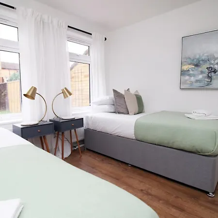 4 Bedroom With Free On Street Parking