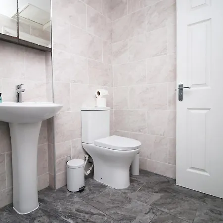 4 Bedroom With Free On Street Parking Pensión 4*