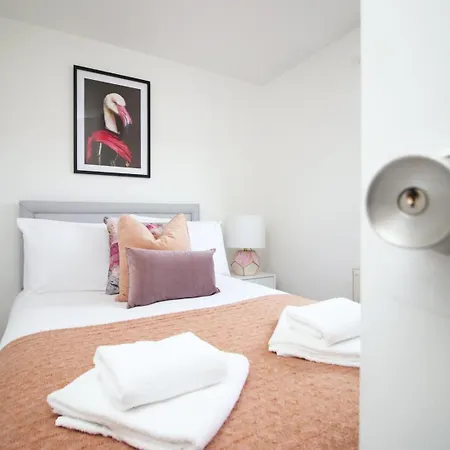 4 Bedroom With Free On Street Parking Guest house