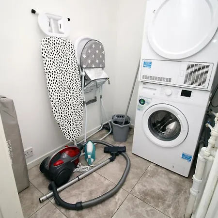 4 Bedroom With Free On Street Parking