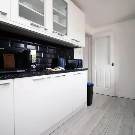 4 Bedroom With Free On Street Parking 4*