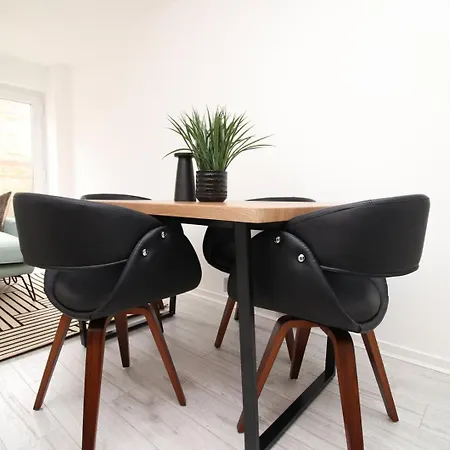 4 Bedroom With Free On Street Parking