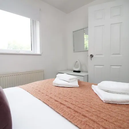 4 Bedroom With Free On Street Parking 4*