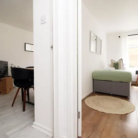 게스트하우스 4 Bedroom With Free On Street Parking