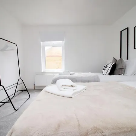 게스트하우스 4 Bedroom With Free On Street Parking
