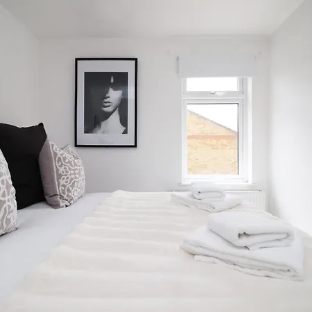 4 Bedroom With Free On Street Parking