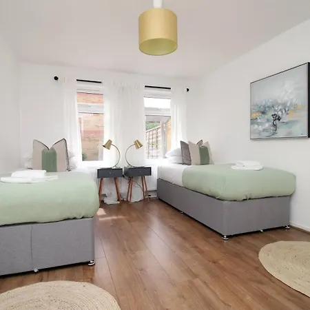 게스트하우스 4 Bedroom With Free On Street Parking